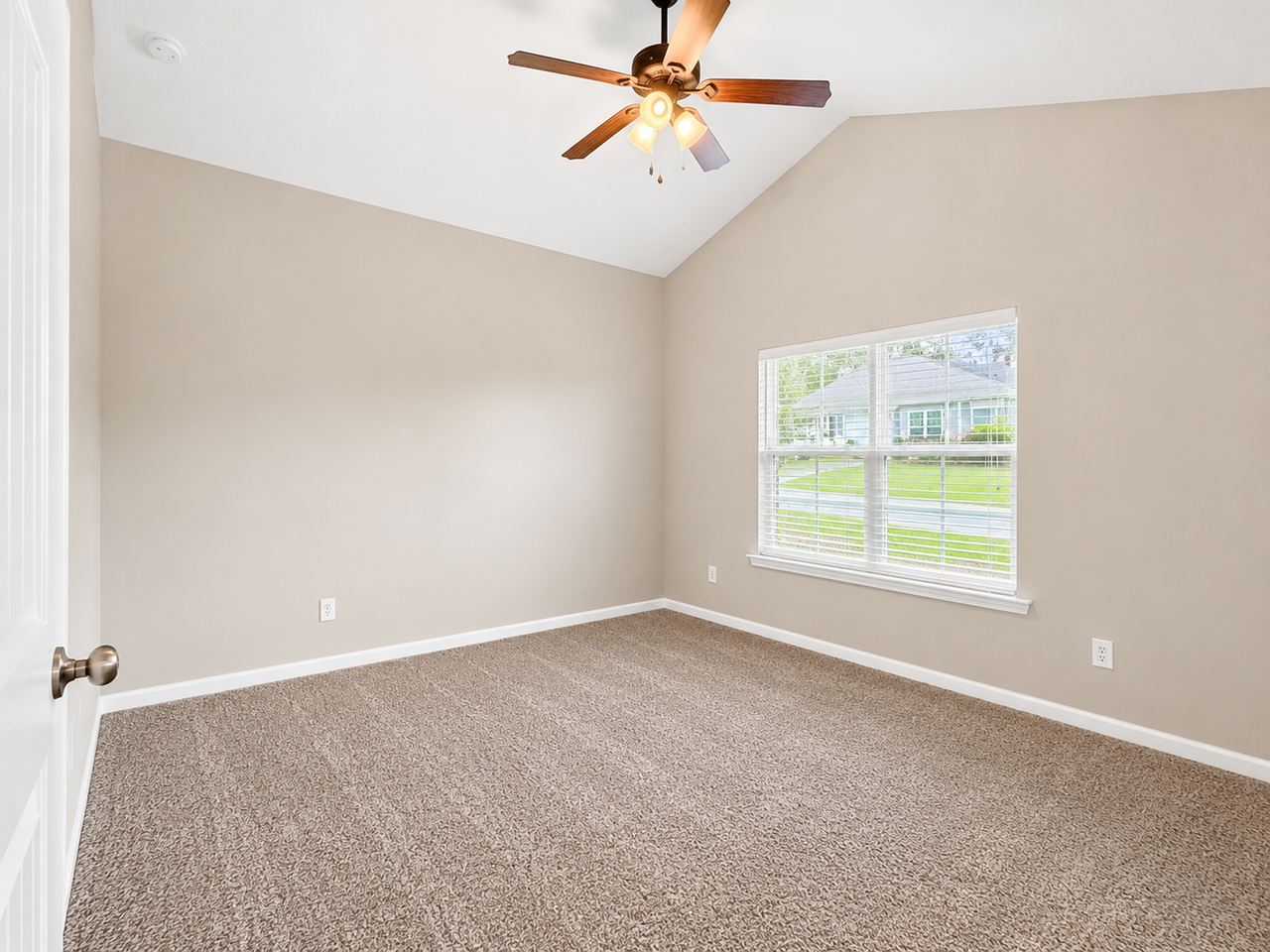 125 Gary Cir - Photo 4 of 16