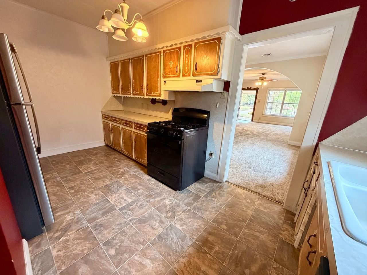 1921 N Broadway Ave - Photo 3 of 10