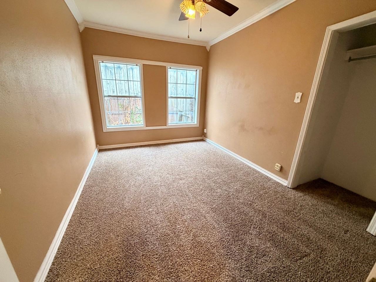 1921 N Broadway Ave - Photo 6 of 10