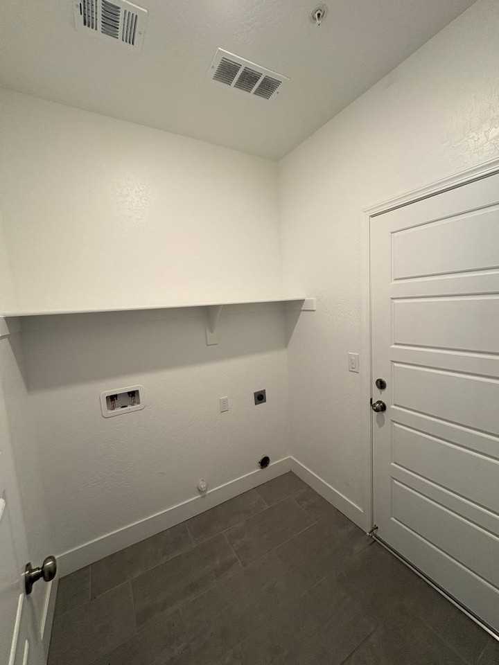 241 E Tyler Ave - Photo 5 of 35