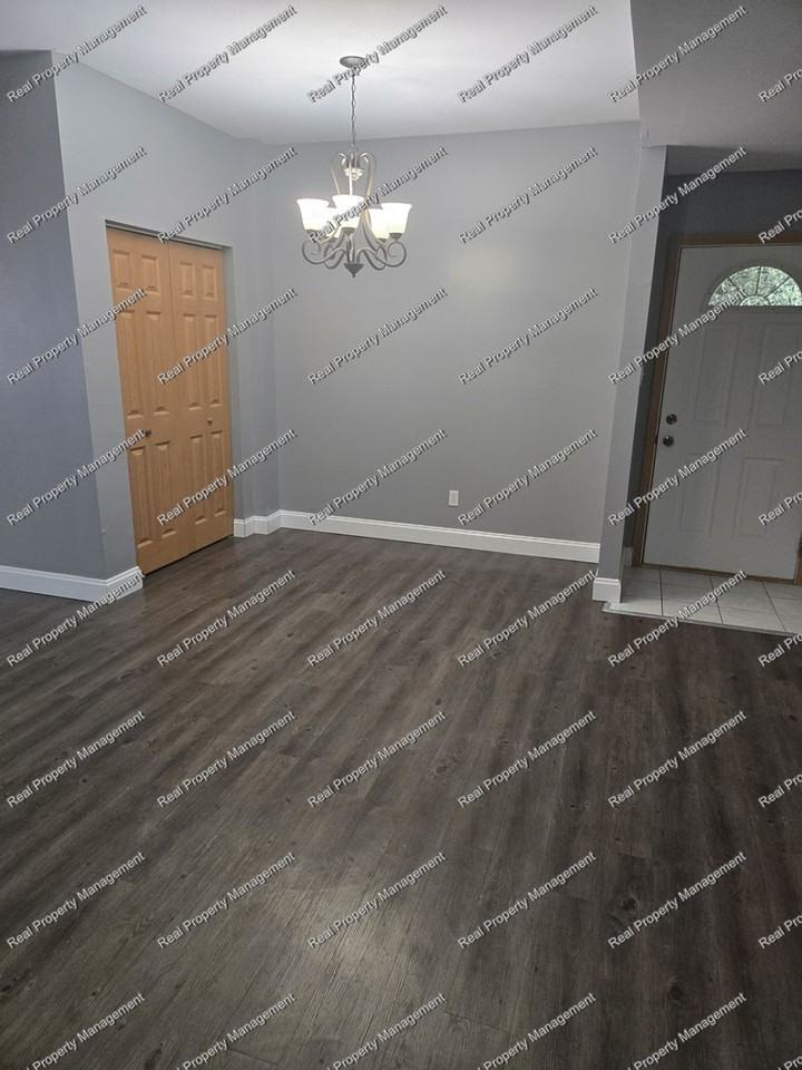 10706 Pike St - Photo 2 of 12