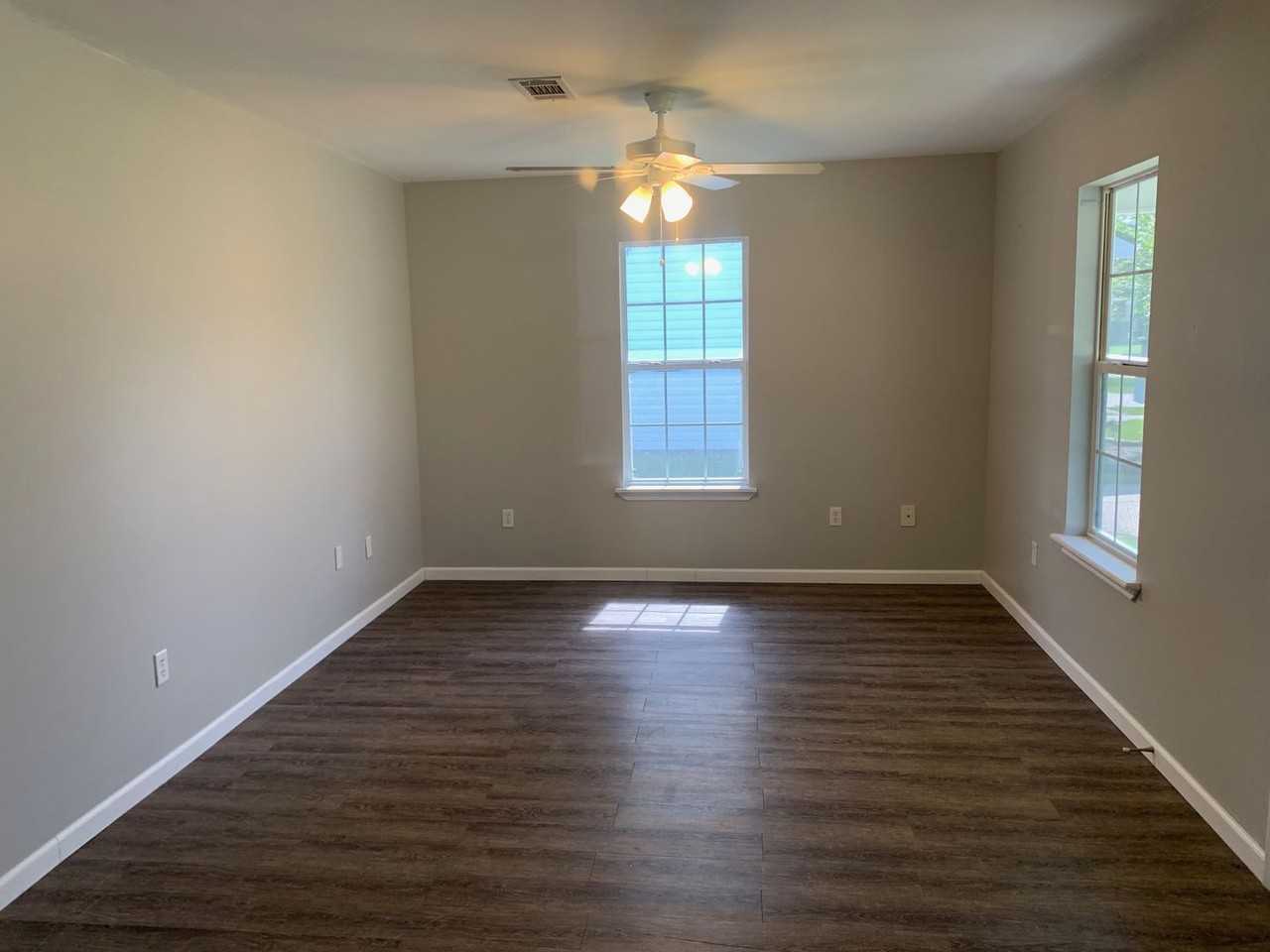 707 Clarence St - Photo 2 of 10