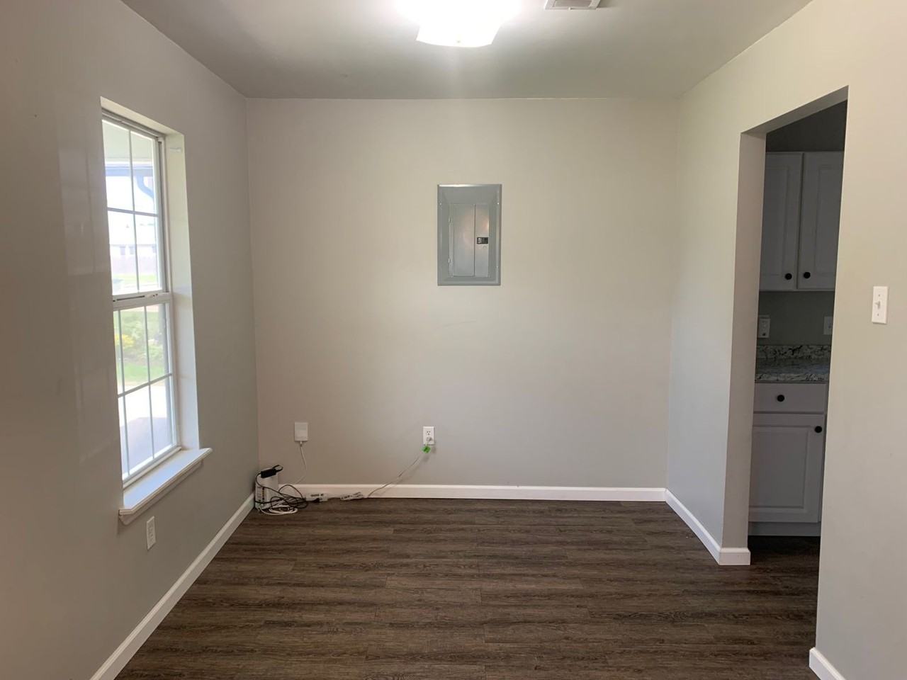 707 Clarence St - Photo 4 of 10