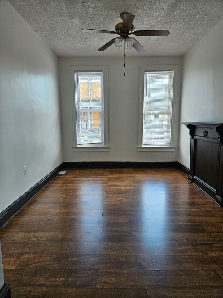 835 W Princess St - Photo 2 of 10