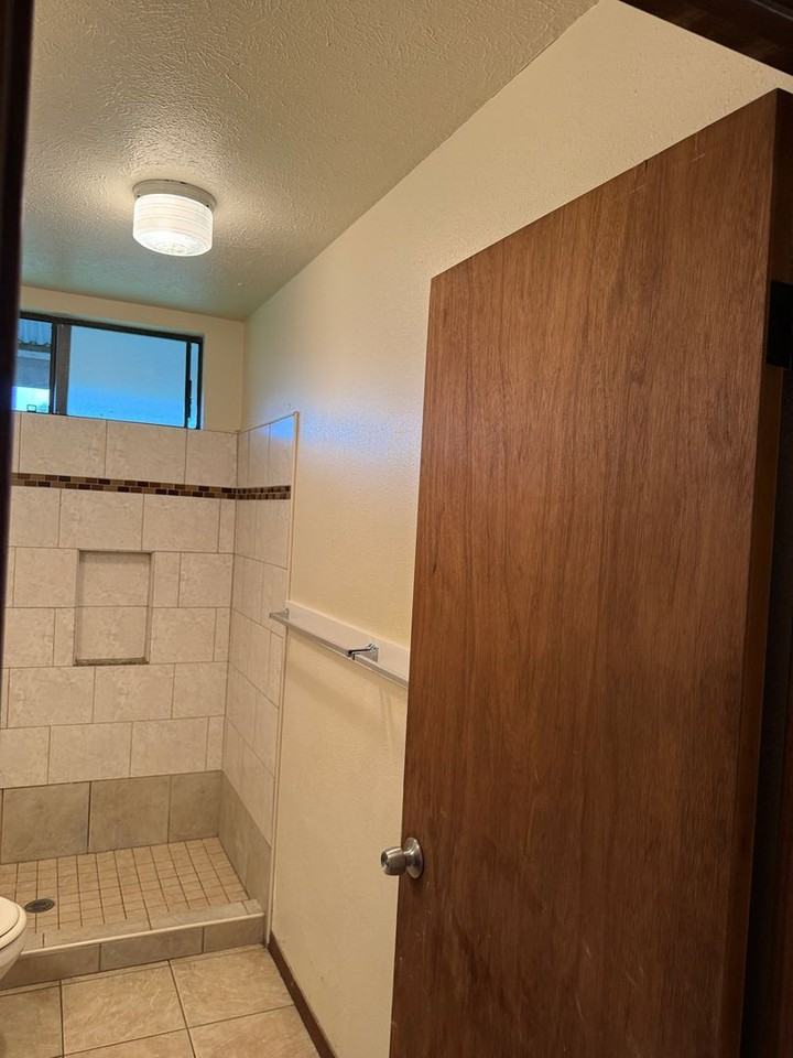 2305A Kinoole St - Photo 6 of 6