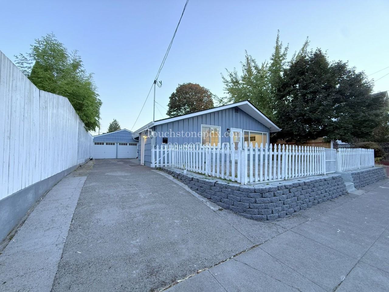 535 Ne Webster St - Photo 2 of 37