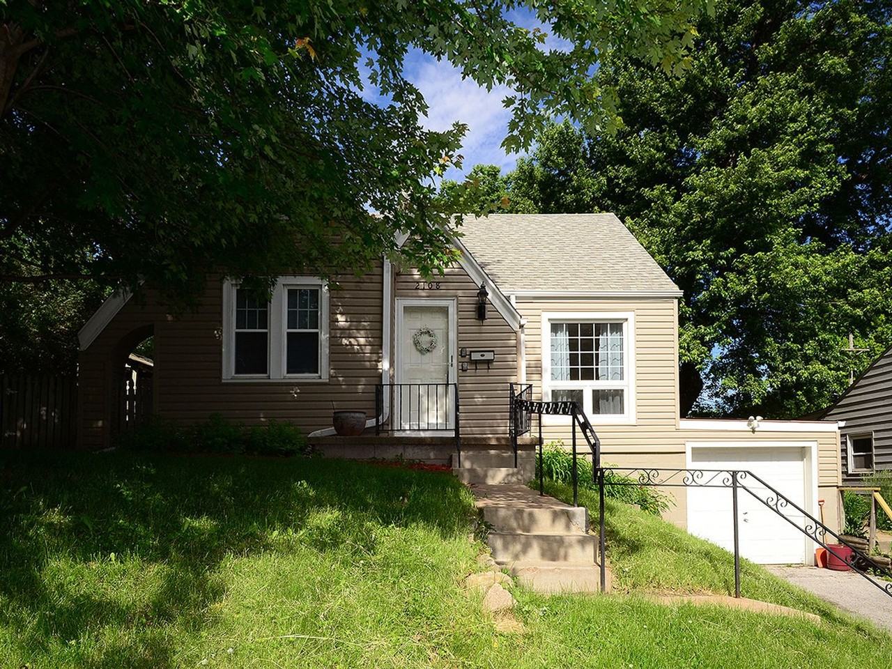 2108 S 46th St - Photo 4 of 50