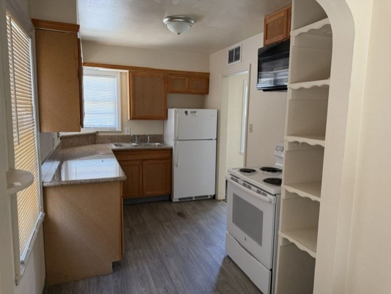 220 W 11th St - Photo 2 of 11