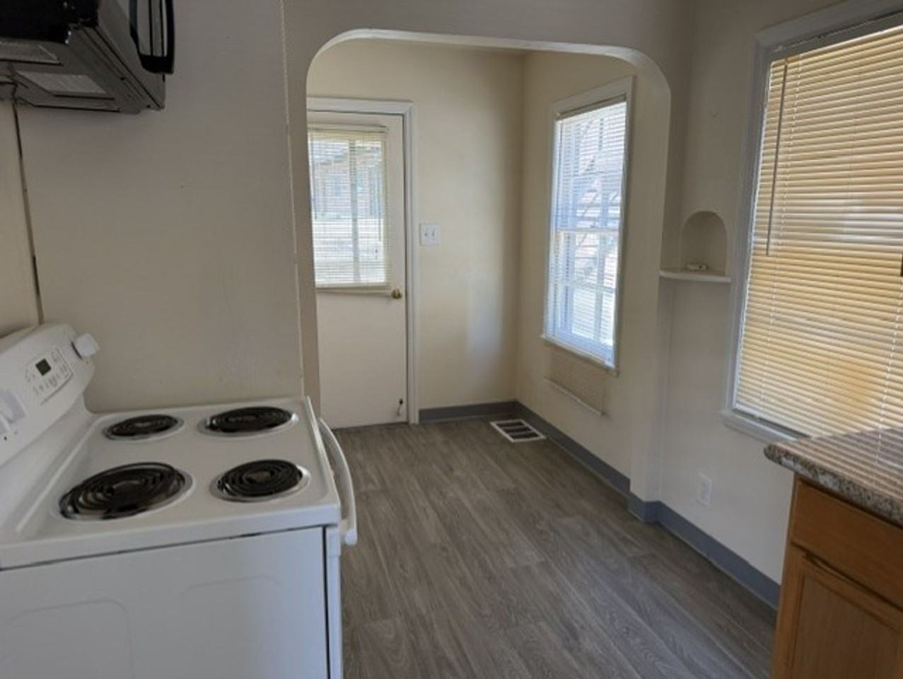 220 W 11th St - Photo 3 of 11