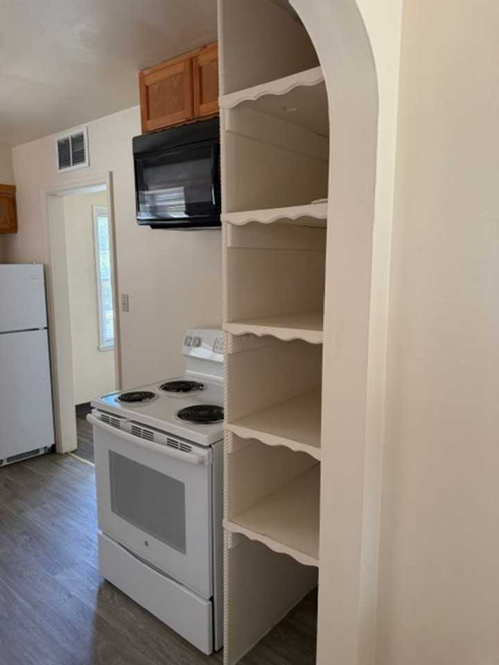 220 W 11th St - Photo 4 of 11