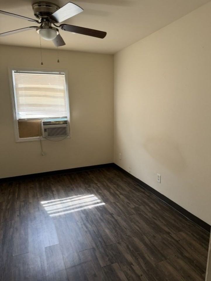 220 W 11th St - Photo 5 of 11