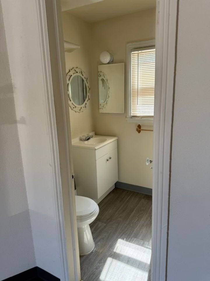 220 W 11th St - Photo 6 of 11