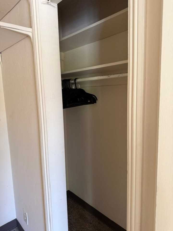 220 W 11th St - Photo 7 of 11