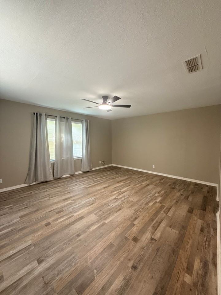 2806 Miami Ave - Photo 2 of 7