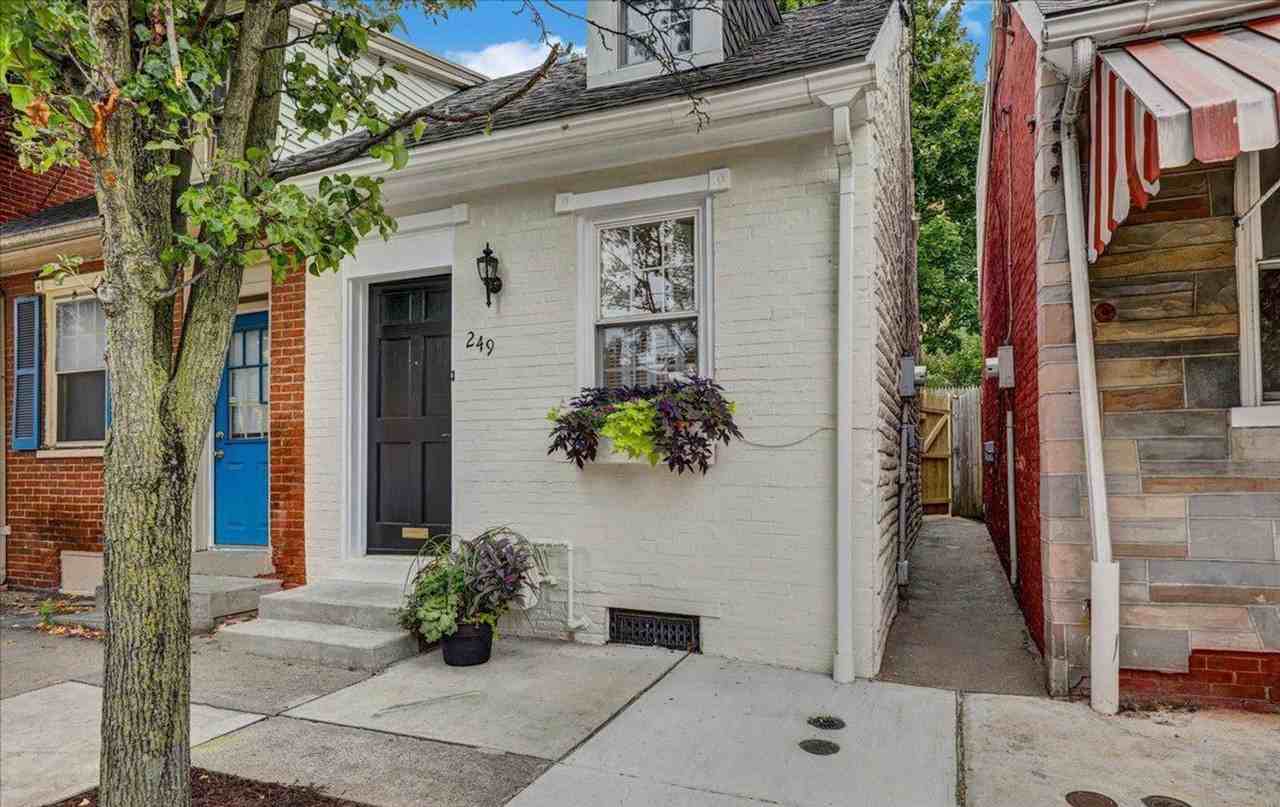 249 W Walnut St - Photo 3 of 20