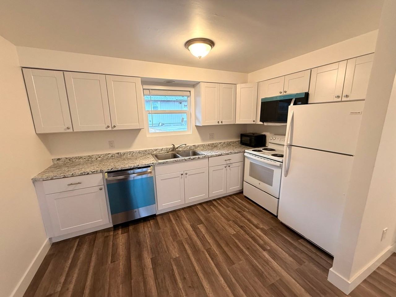 905 Sw Pelton Pl - Photo 2 of 12