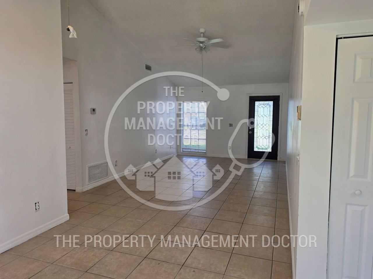 1617 Crossridge Dr - Photo 3 of 13