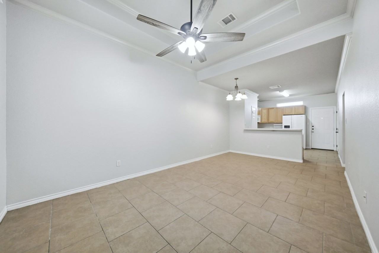 104 Kleine Ln - Photo 4 of 31