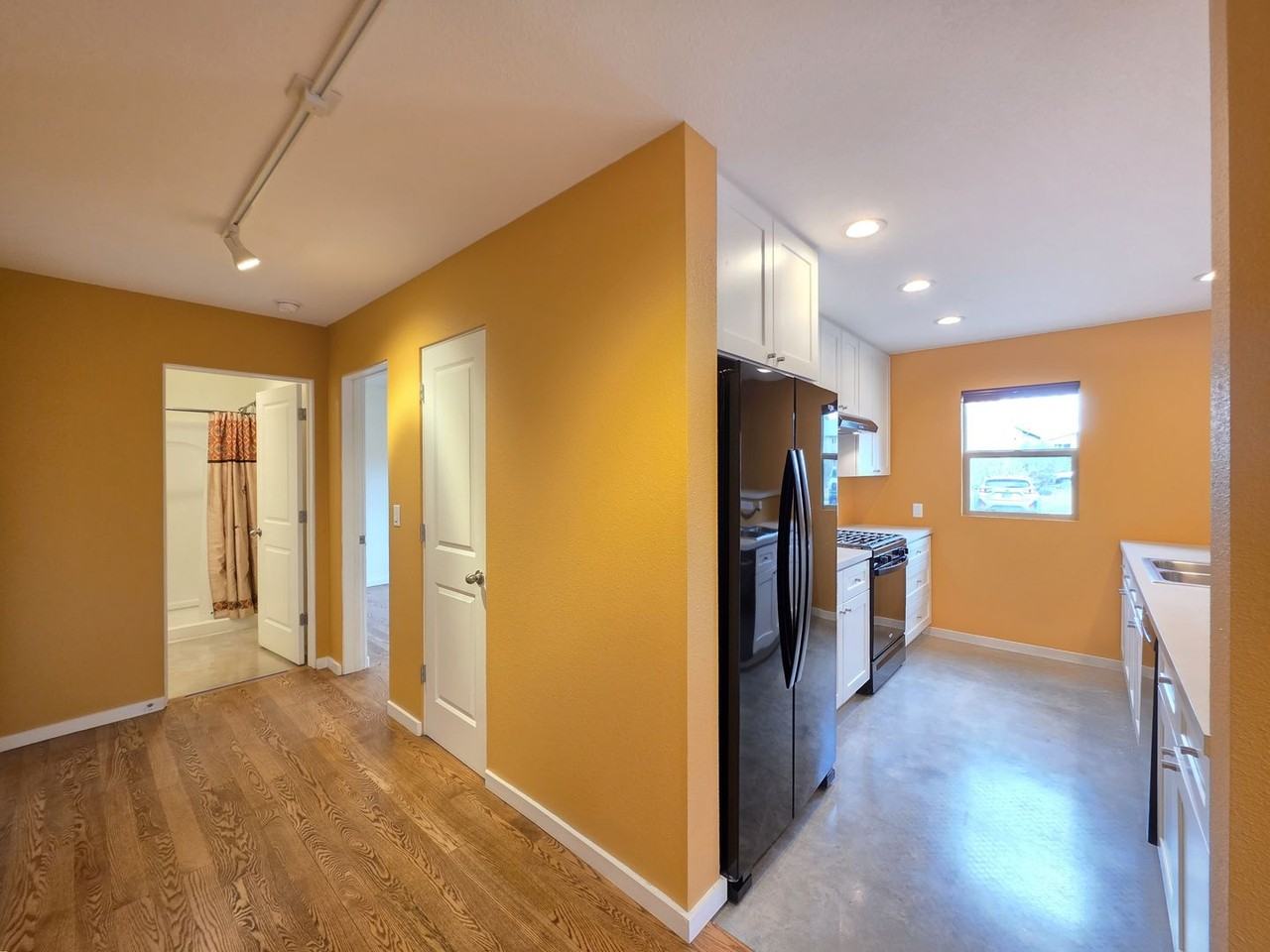 2180 W Alameda St #14 - Photo 3 of 38