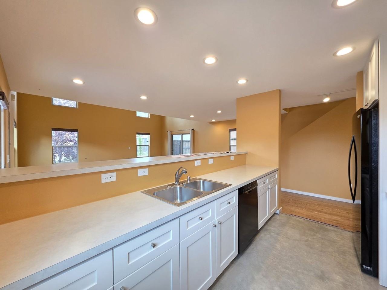 2180 W Alameda St #14 - Photo 4 of 38