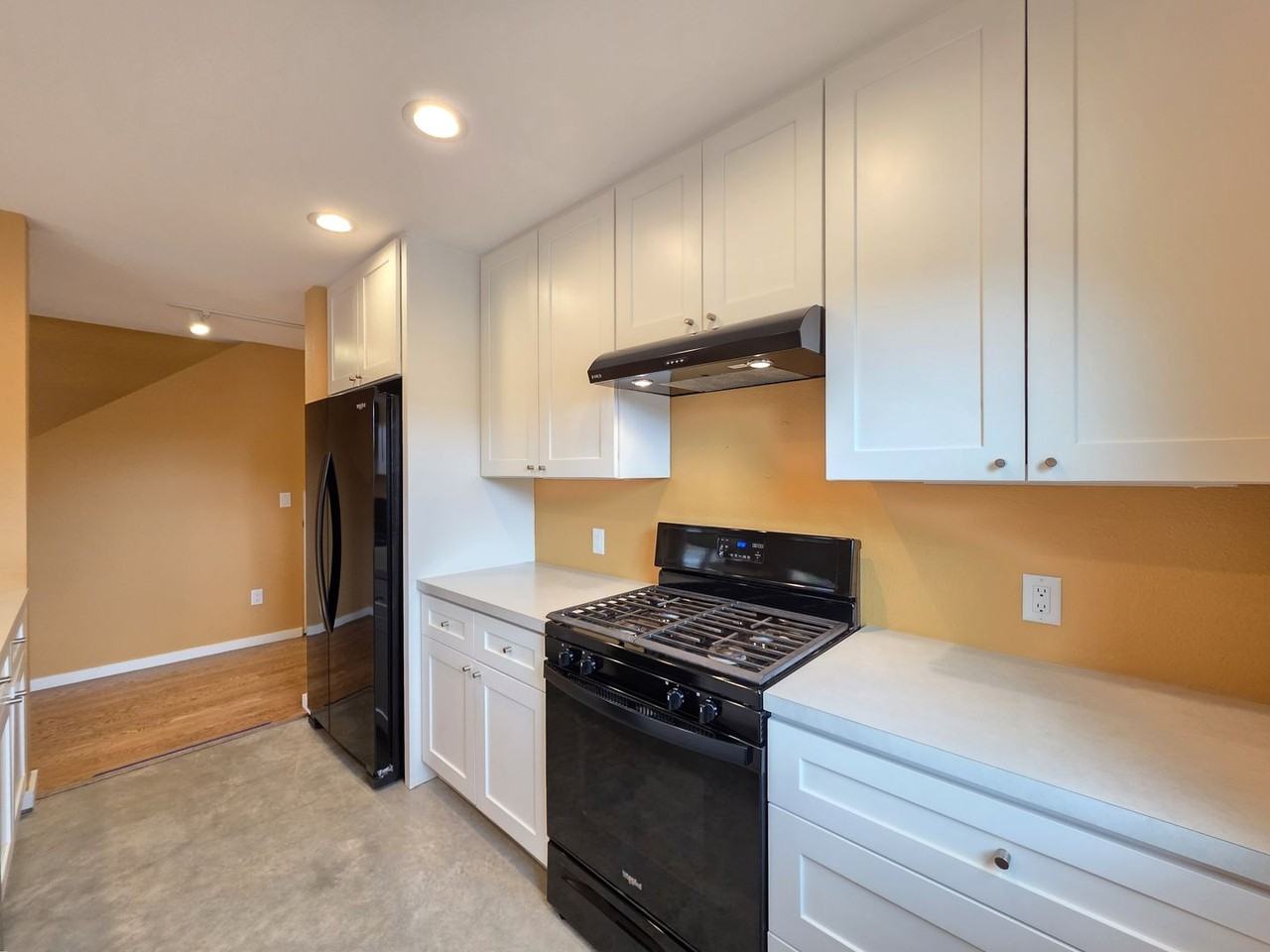 2180 W Alameda St #14 - Photo 5 of 38