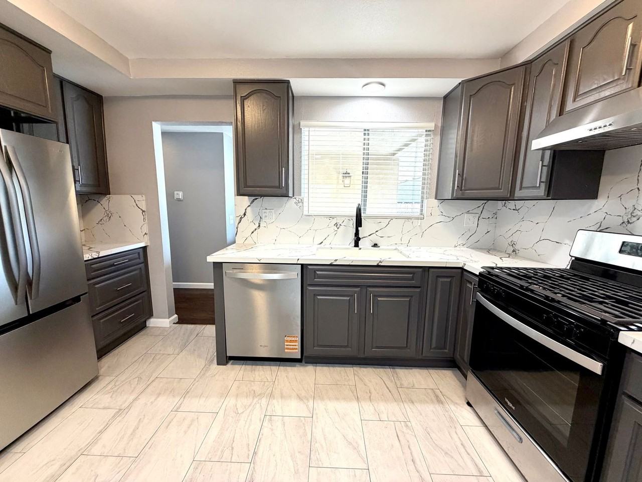 7616 Dartmoor Ave - Photo 7 of 37