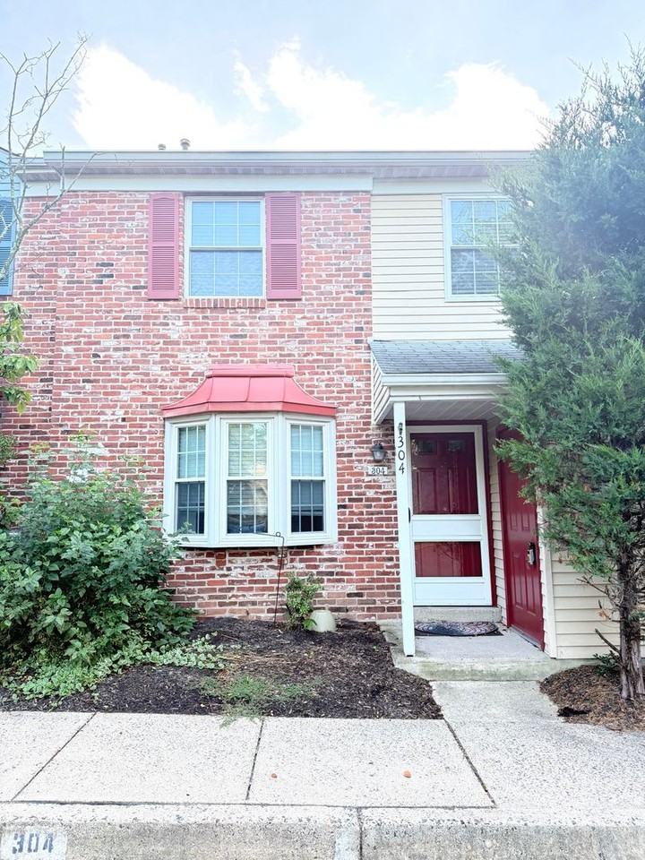 304 Brookwood Dr - Photo 2 of 20