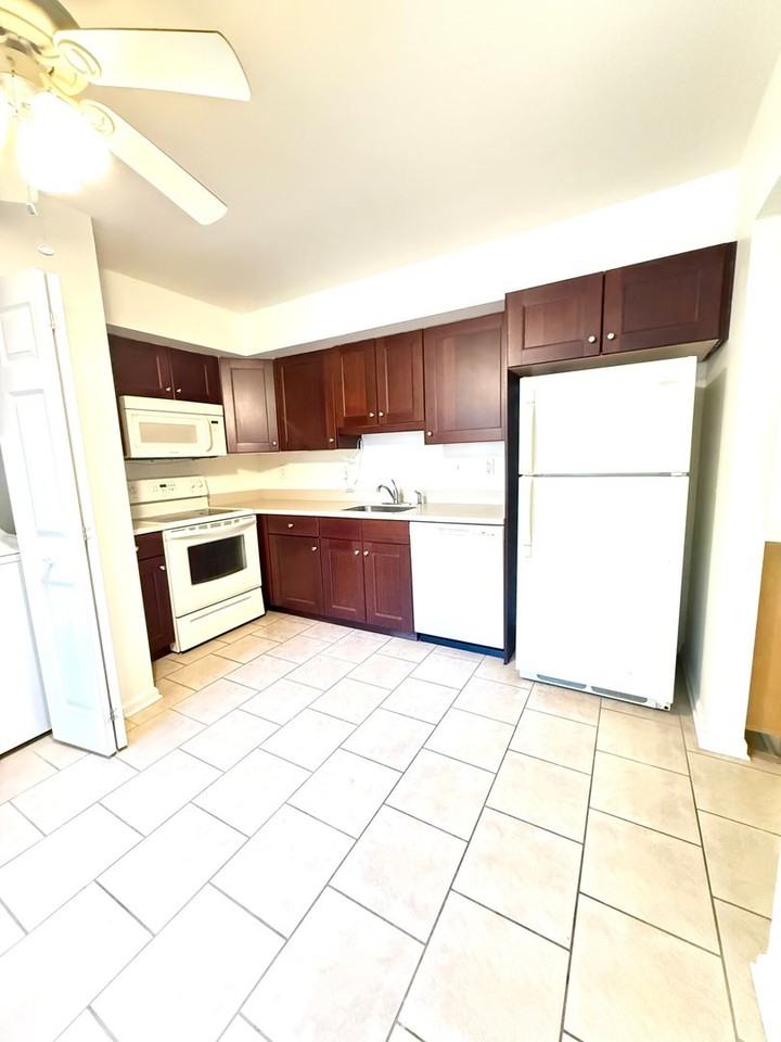 304 Brookwood Dr - Photo 4 of 20