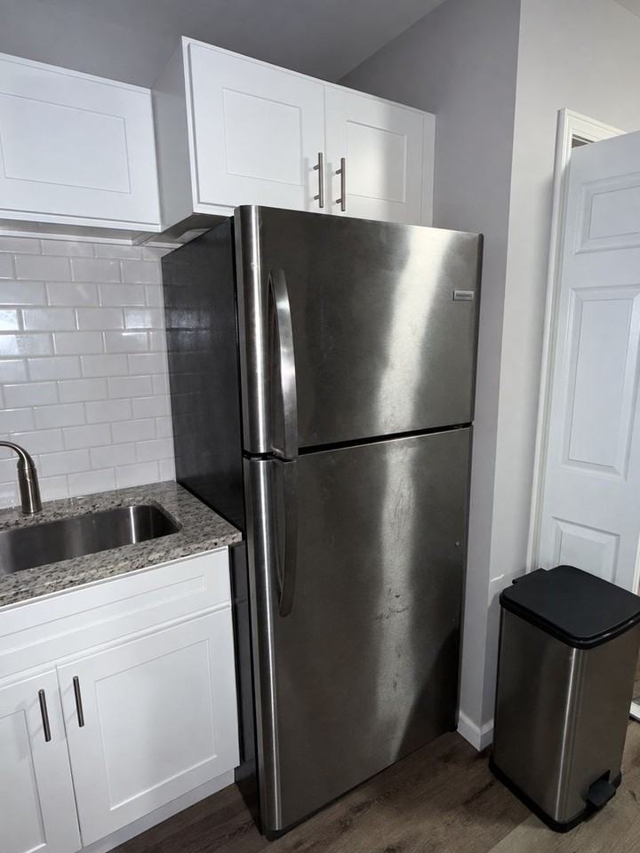 652 Pennsylvania Ave - Photo 3 of 13