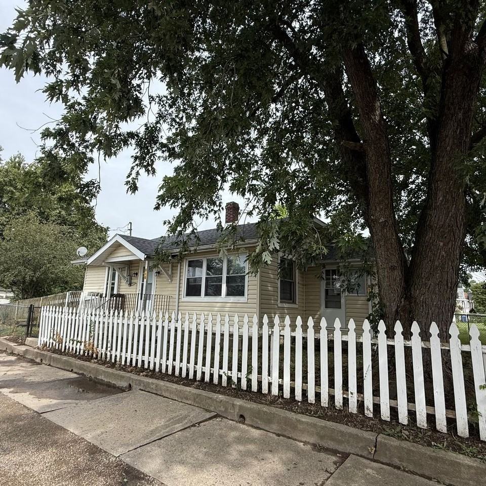 916 W 14th St - Photo 2 of 13