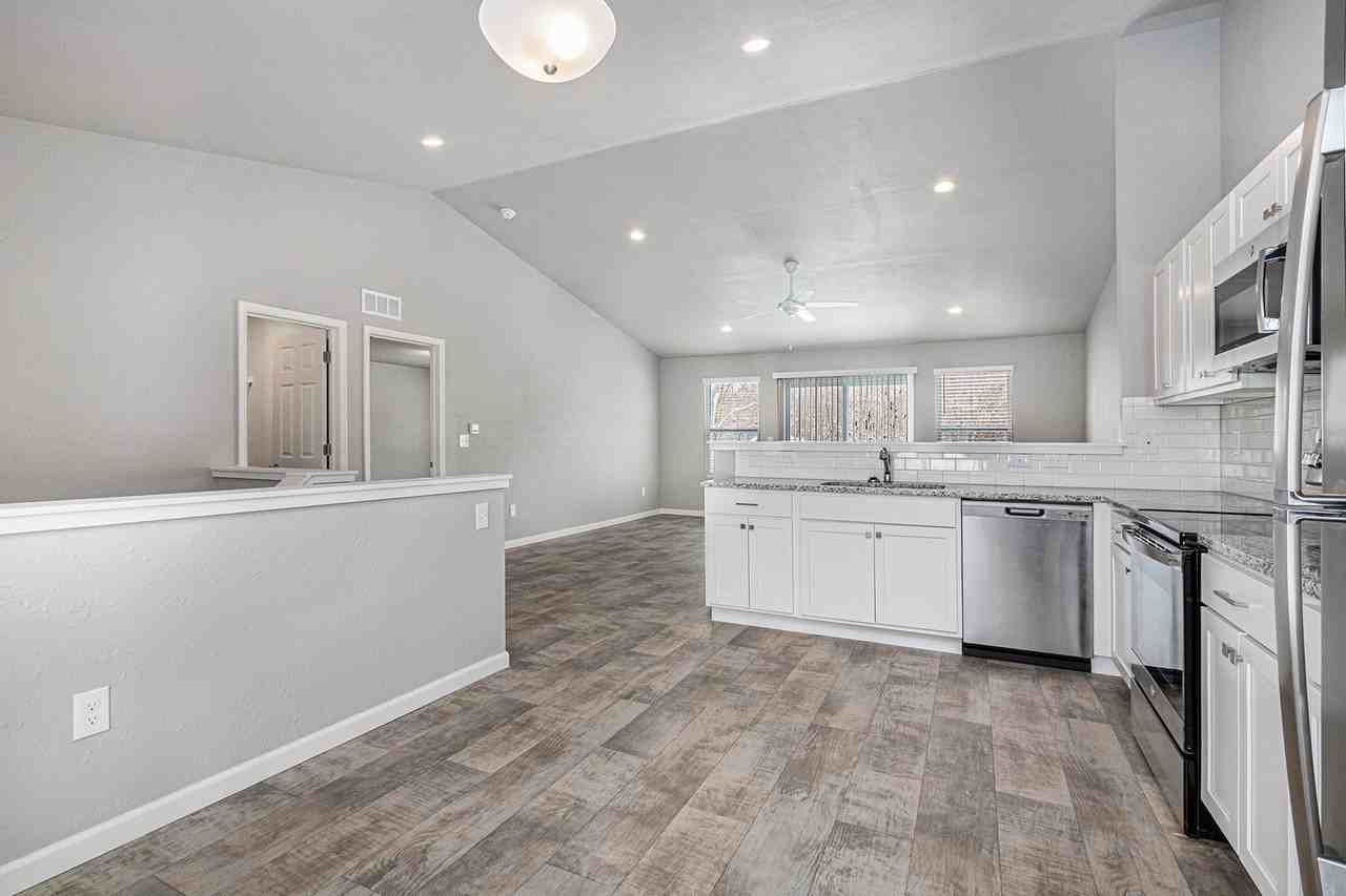 1111 Henry Dr - Photo 2 of 24