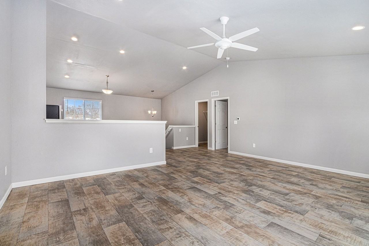 1111 Henry Dr - Photo 5 of 24