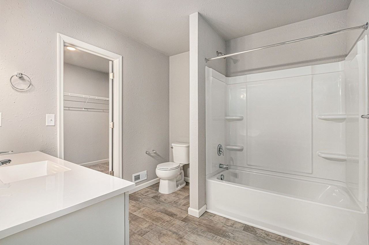1111 Henry Dr - Photo 6 of 24