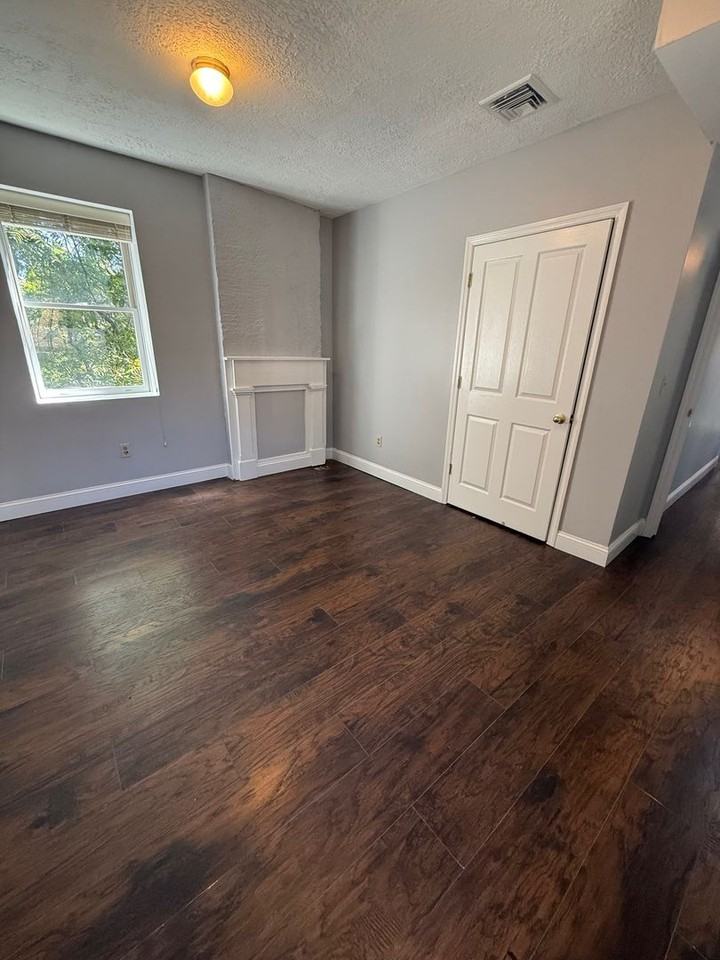184 Broadway - Photo 5 of 11