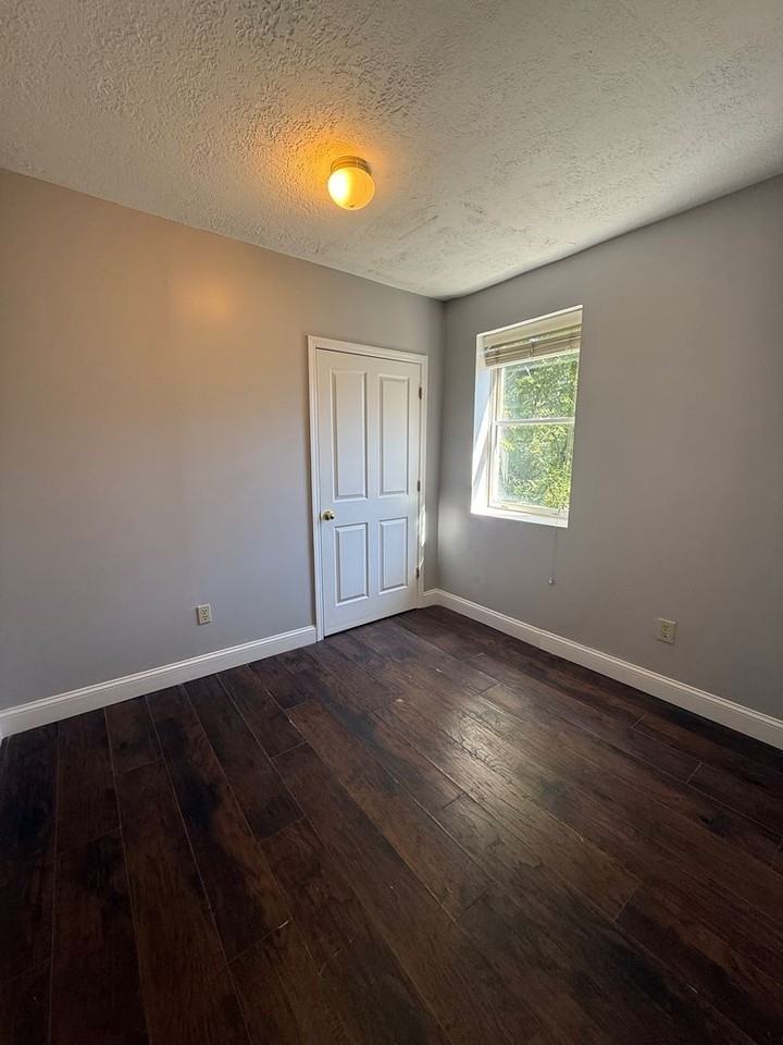 184 Broadway - Photo 6 of 11