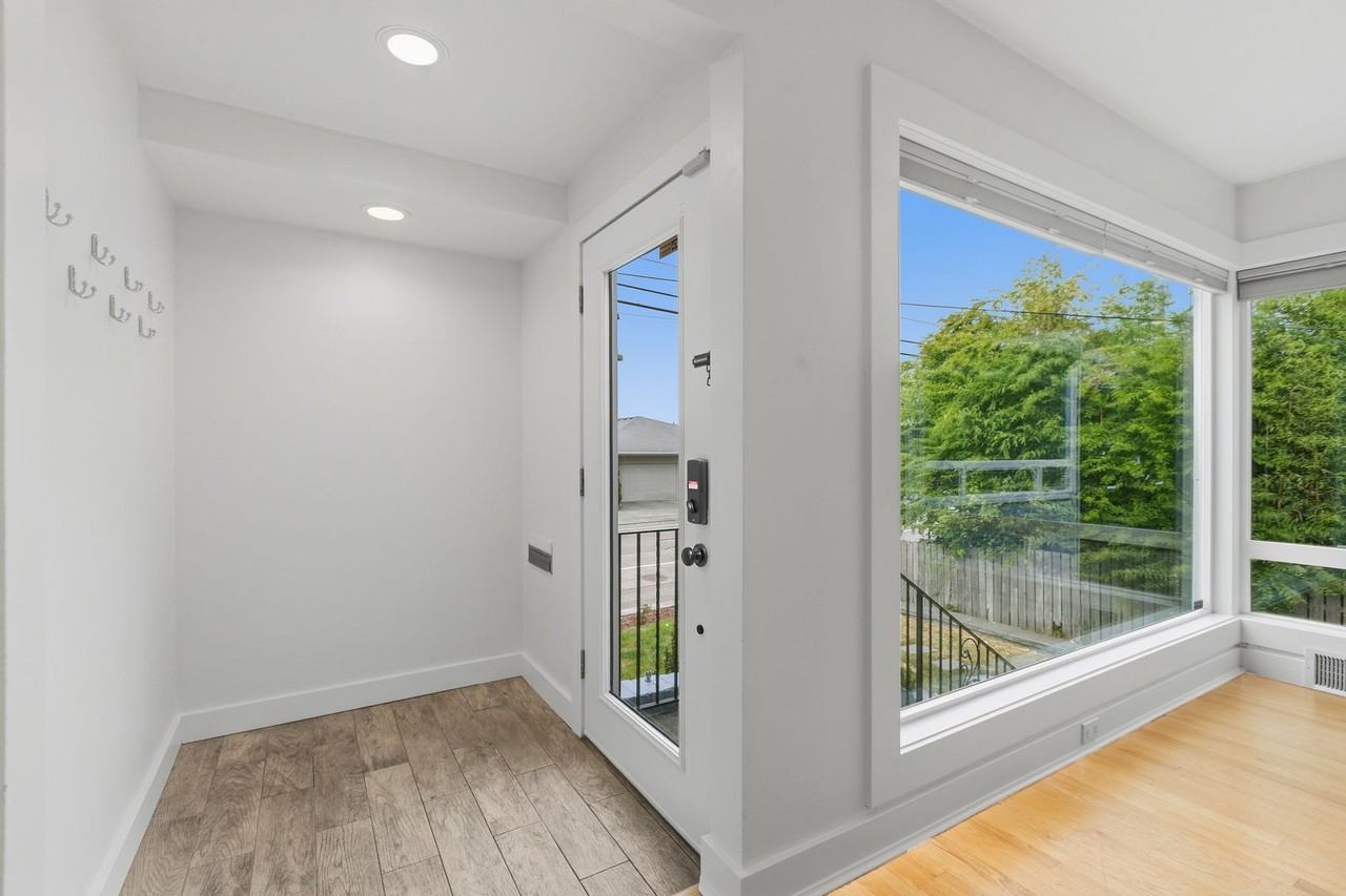 5306 Beach Dr Sw - Photo 7 of 50