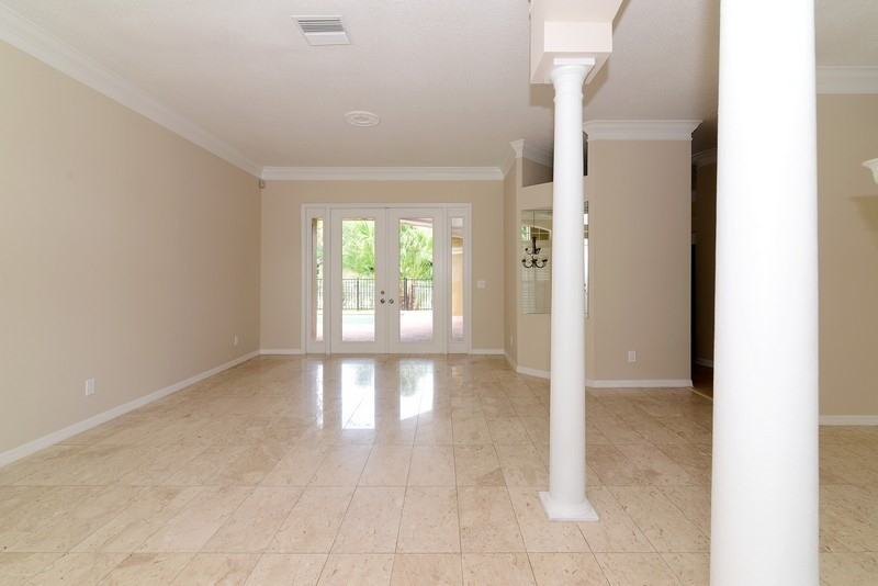 2207 Hampstead Ct - Photo 2 of 21