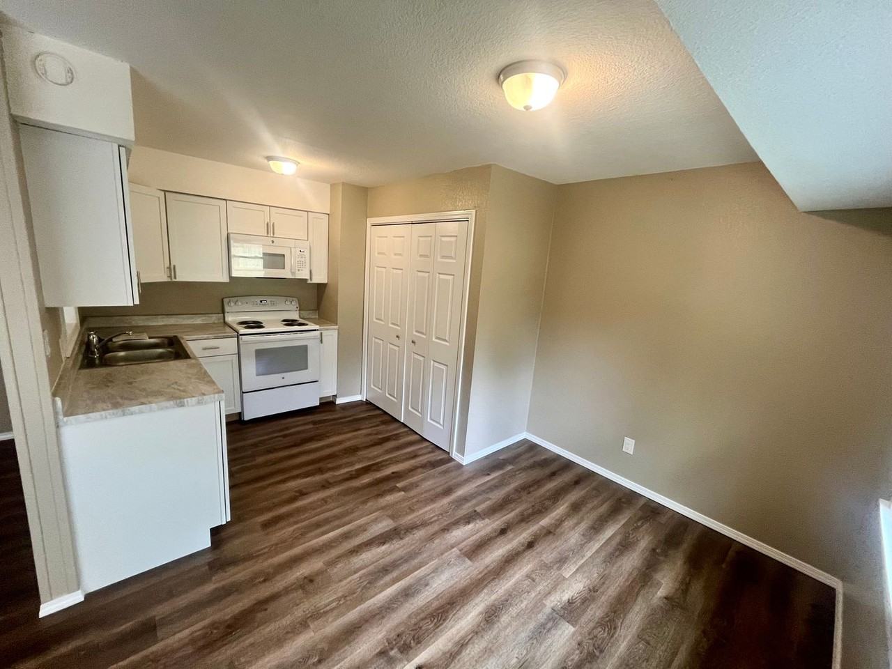 1281 E Rockhill St - Photo 6 of 16