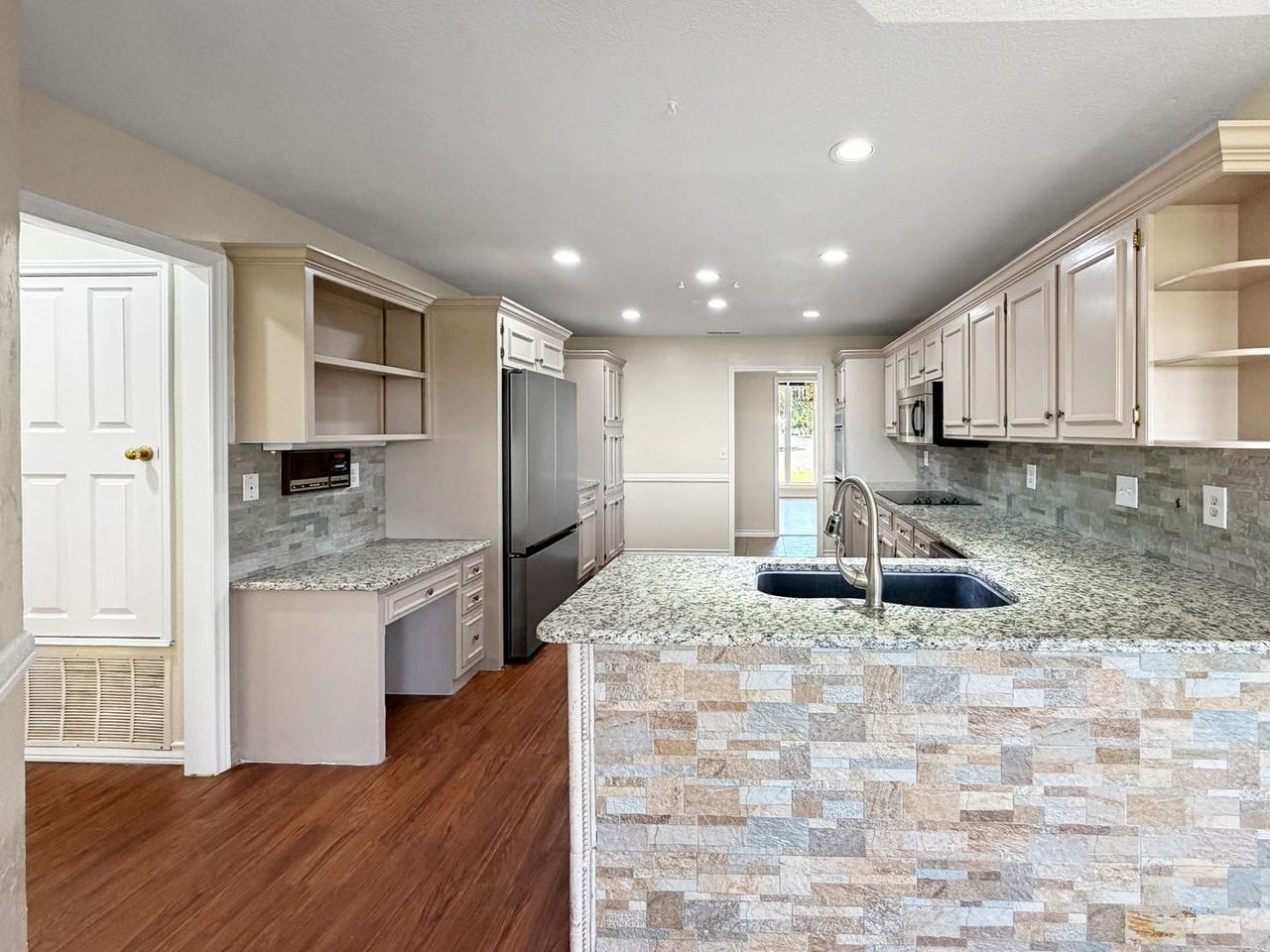 1325 W Canterbury St - Photo 6 of 21