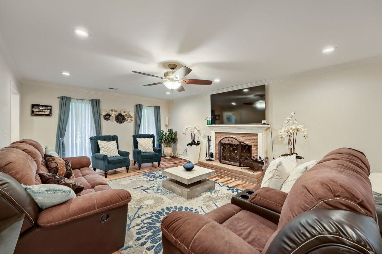 1186 Crestbrook Dr Sw - Photo 2 of 11