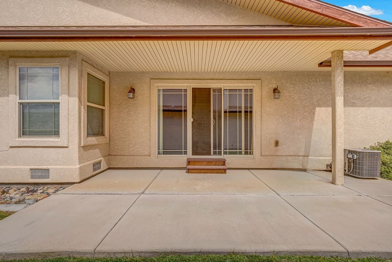 832 Montclair Dr - Photo 5 of 40