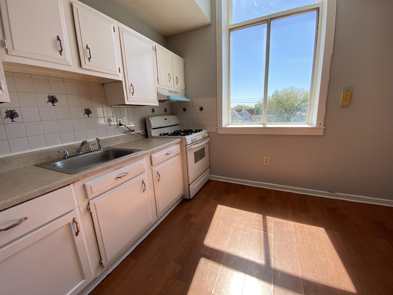 4406 Camden Ave Apt C2 #1 - Photo 3 of 13