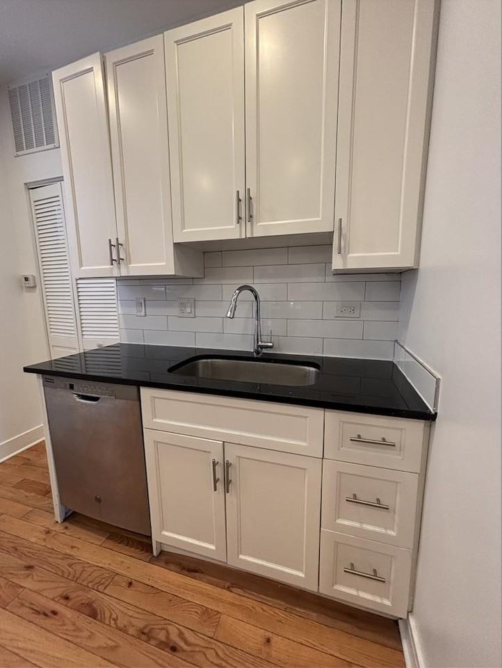 1161 W Lunt Ave #2 - Photo 4 of 8