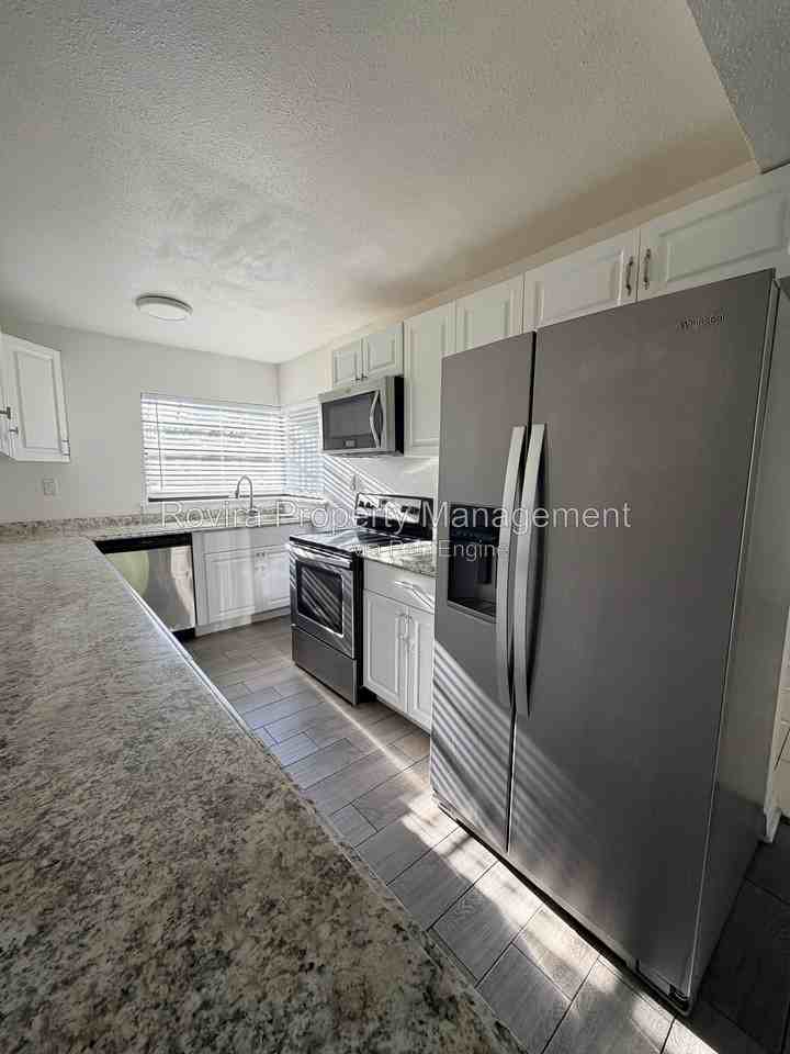409 Poinciana Cir - Photo 3 of 22