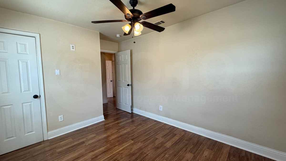 2644 Berryhill Dr - Photo 5 of 15