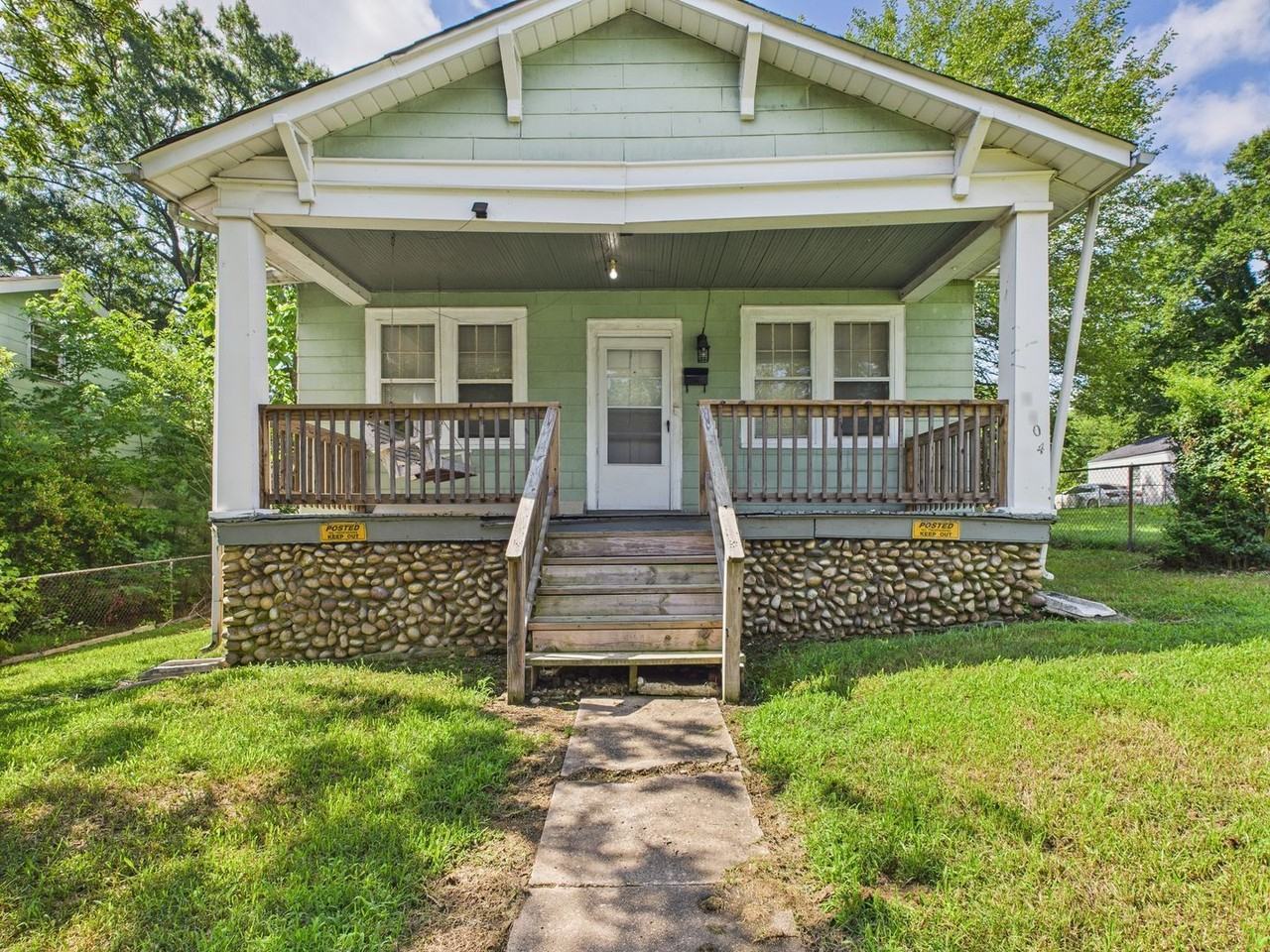 2404 Yorktown Ave - Photo 2 of 19