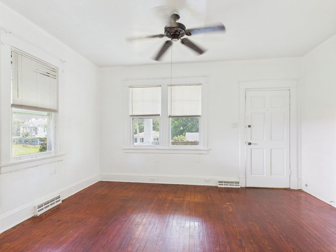2404 Yorktown Ave - Photo 4 of 19