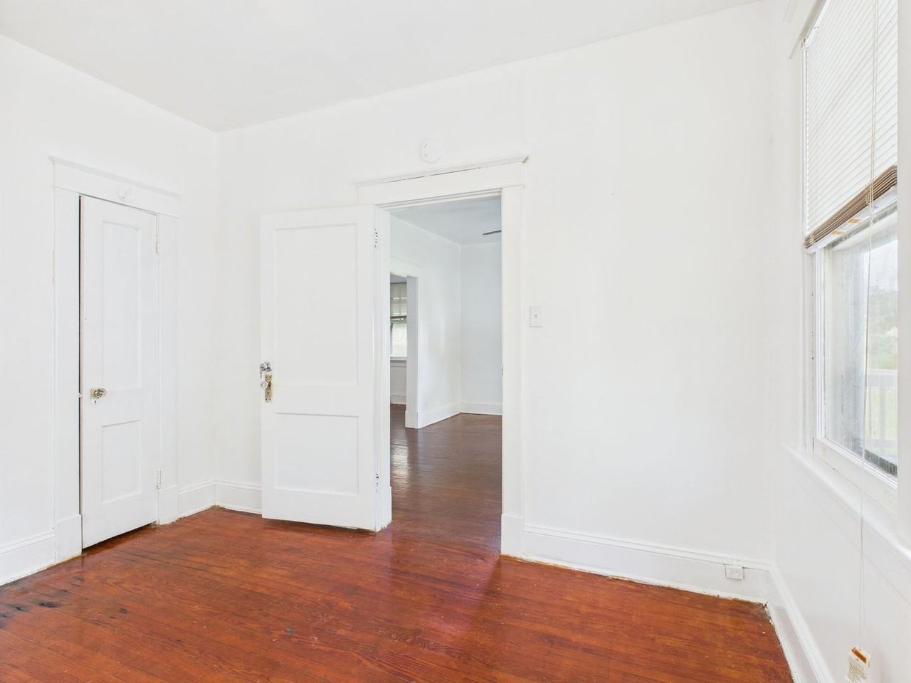 2404 Yorktown Ave - Photo 7 of 19