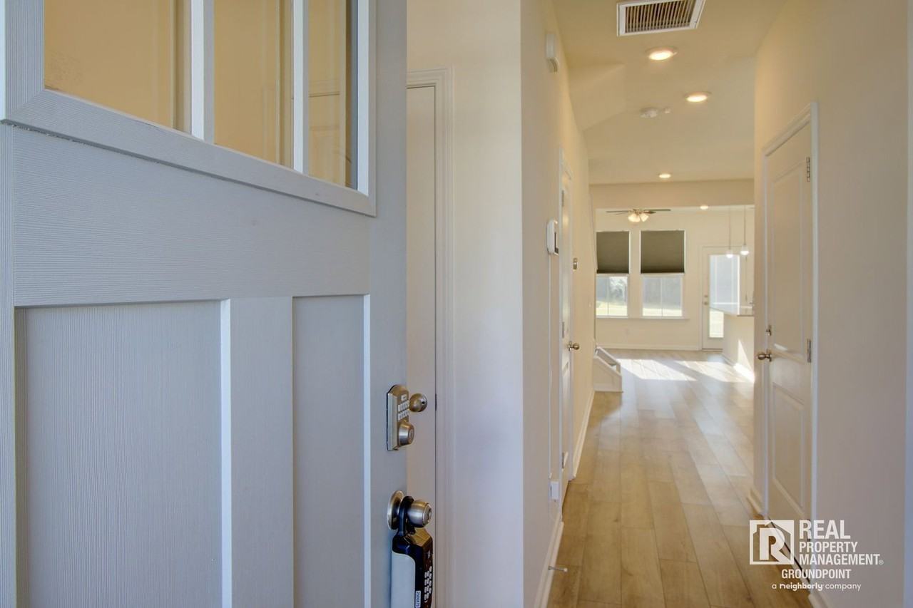432 Trotters Ln - Photo 3 of 32