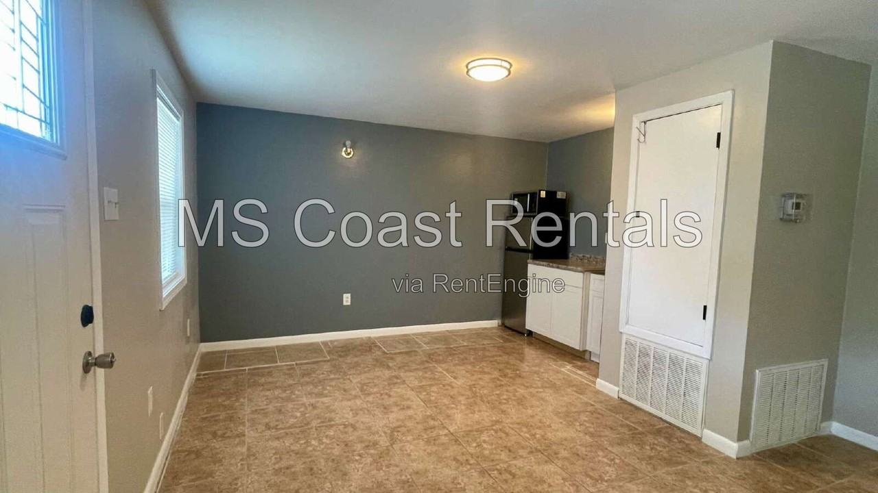 1067 Park Ct S - Photo 2 of 4